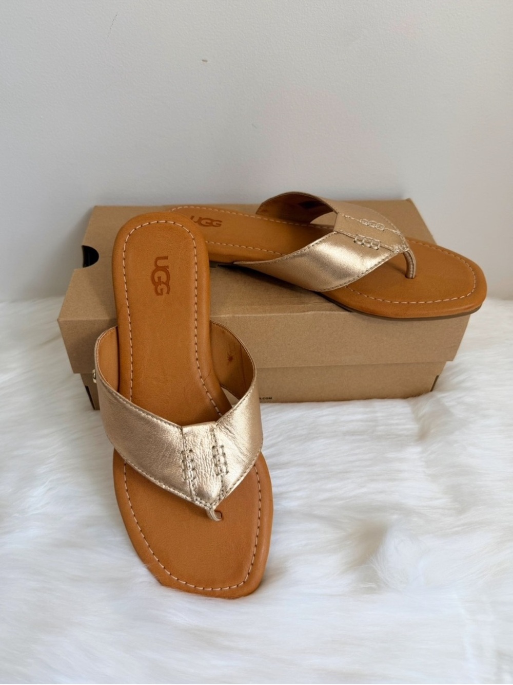 NIB UGG Women’s Carey Gold Metallic Leather Flip Sandals Size 6.5 - Picture 2 of 16